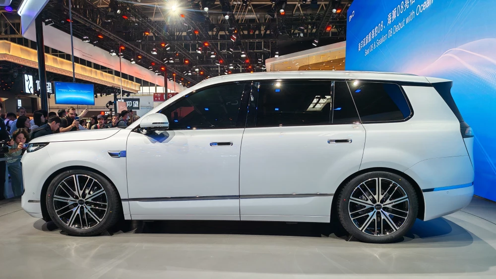 Электрический кроссовер BYD Sealion 08 показали в Пекине кроссовер сбоку белый