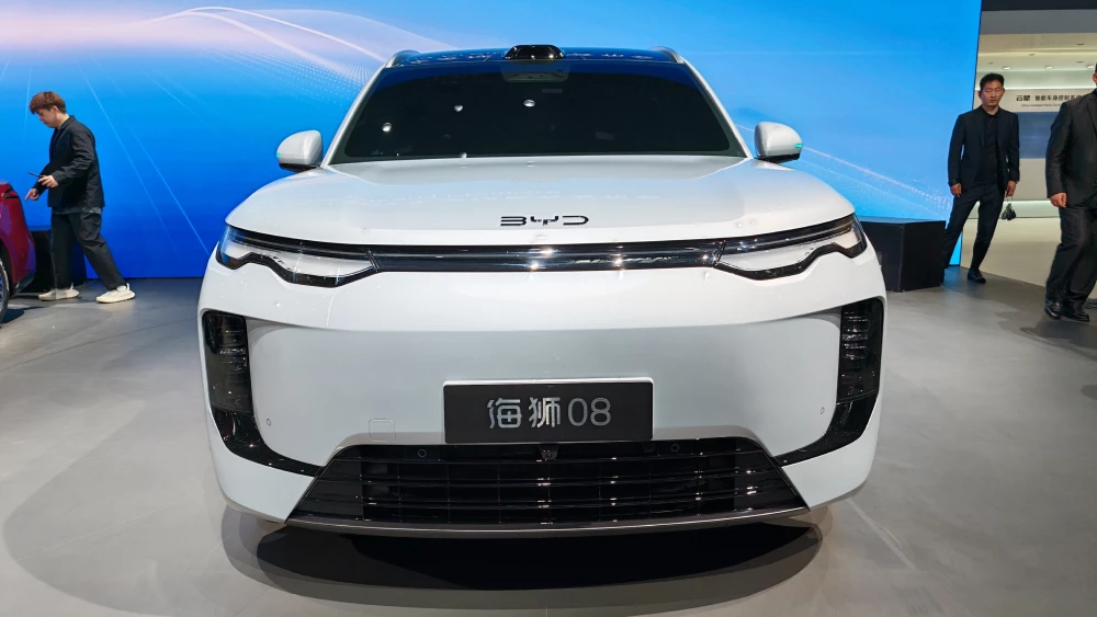 Электрический кроссовер BYD Sealion 08 показали в Пекине кроссовер спереди белый