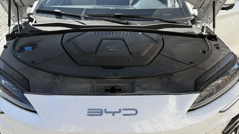 Кроссовер BYD Song Plus EV тест в казахстане капот открыт двигатель мотор
