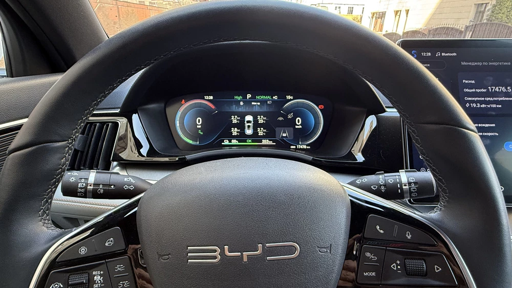 Кроссовер BYD Song Plus EV тест в казахстане салон интерьер приборная панель руль
