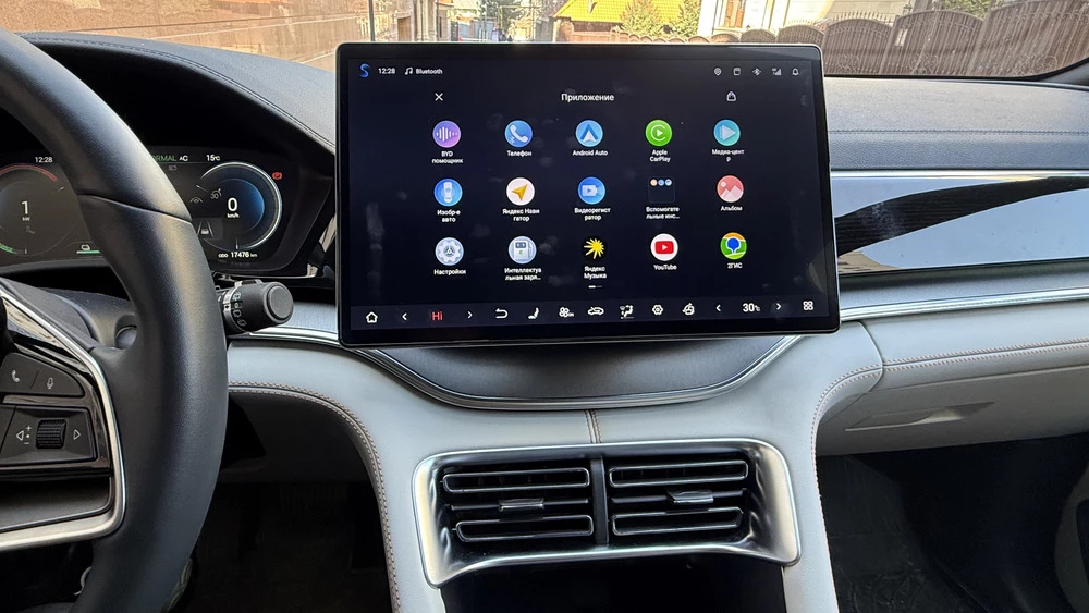 Кроссовер BYD Song Plus EV тест в казахстане салон интерьер мультимедиа медиасистема горизонтально