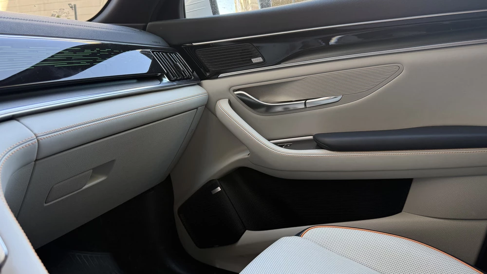 Кроссовер BYD Song Plus EV тест в казахстане салон интерьер дверные карты