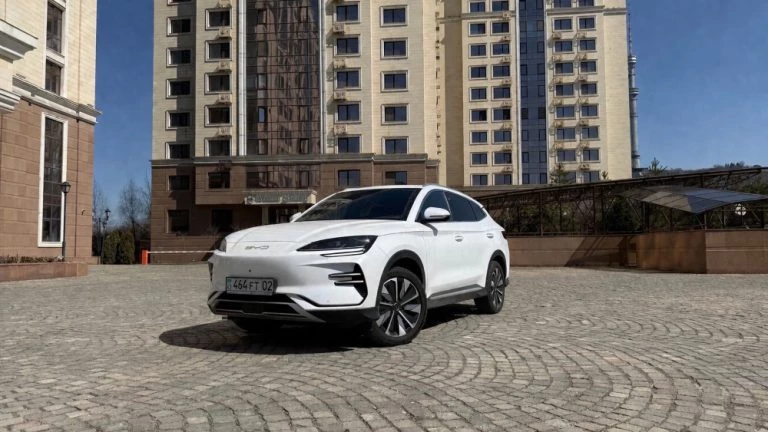 BYD Song Plus EV тест в казахстане сбоку спереди