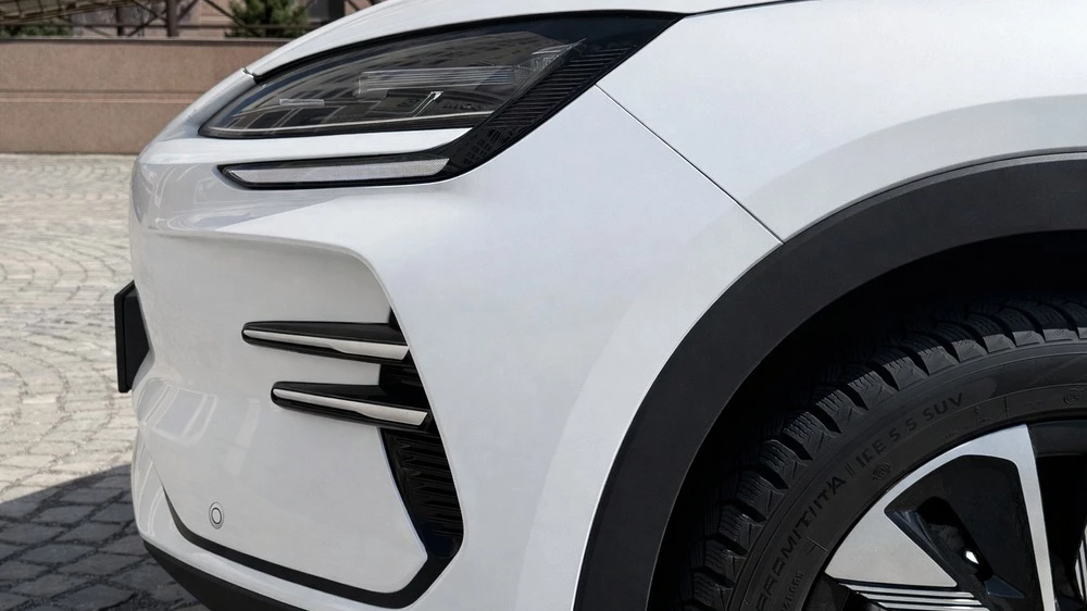 Кроссовер BYD Song Plus EV тест в казахстане спереди