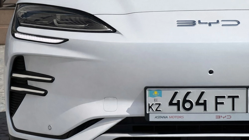 BYD Song Plus EV тест в казахстане спереди фара