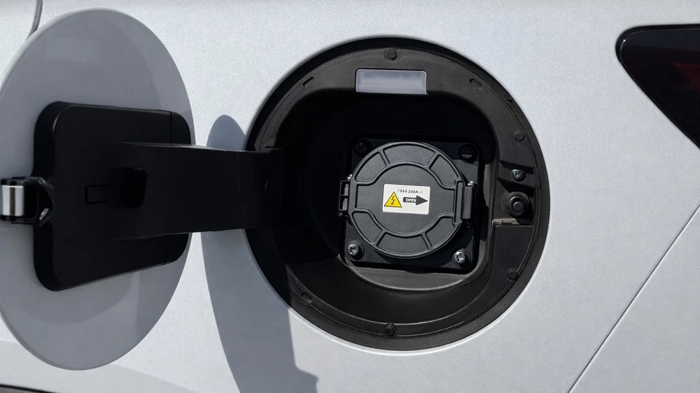 Кроссовер BYD Song Plus EV тест в казахстане лючок зарядный