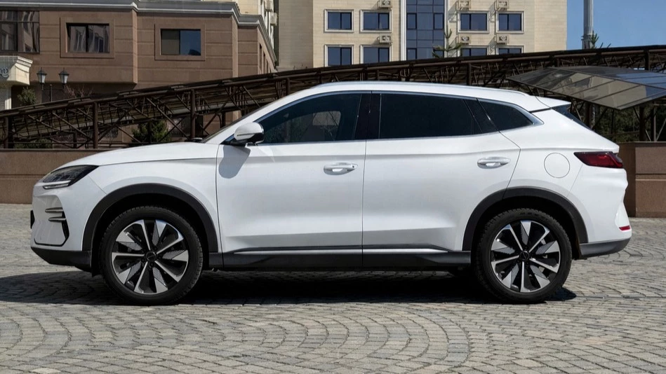 BYD Song Plus EV сбоку тест в Казахстане