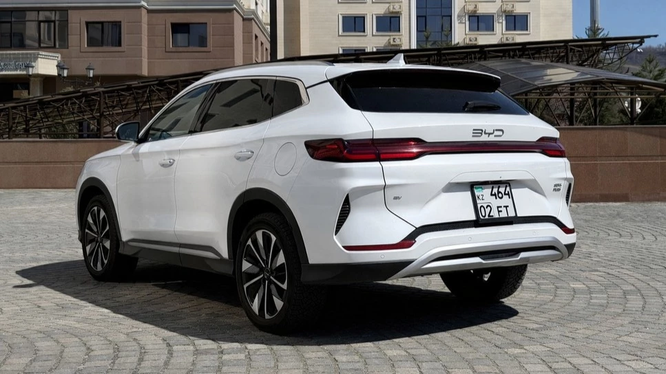 Кроссовер BYD Song Plus EV тест в казахстане сбоку сзади