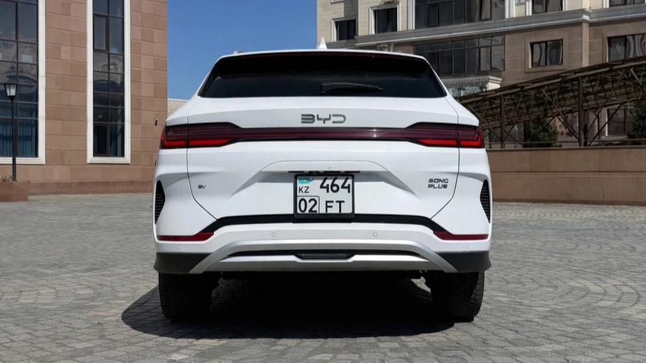Кроссовер BYD Song Plus EV тест в казахстане сзади
