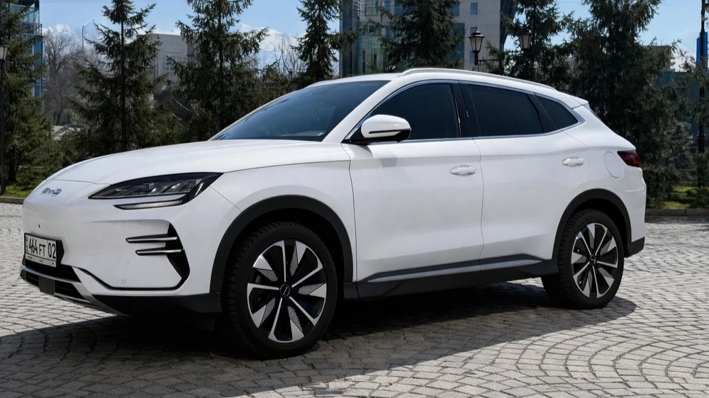 Кроссовер BYD Song Plus EV тест в казахстане сбоку спереди
