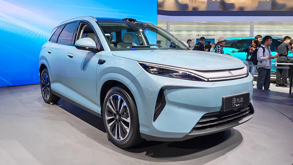 пекинский автосалон в пекине 2026 byd yuan plus сбоку спереди кроссовер электрический