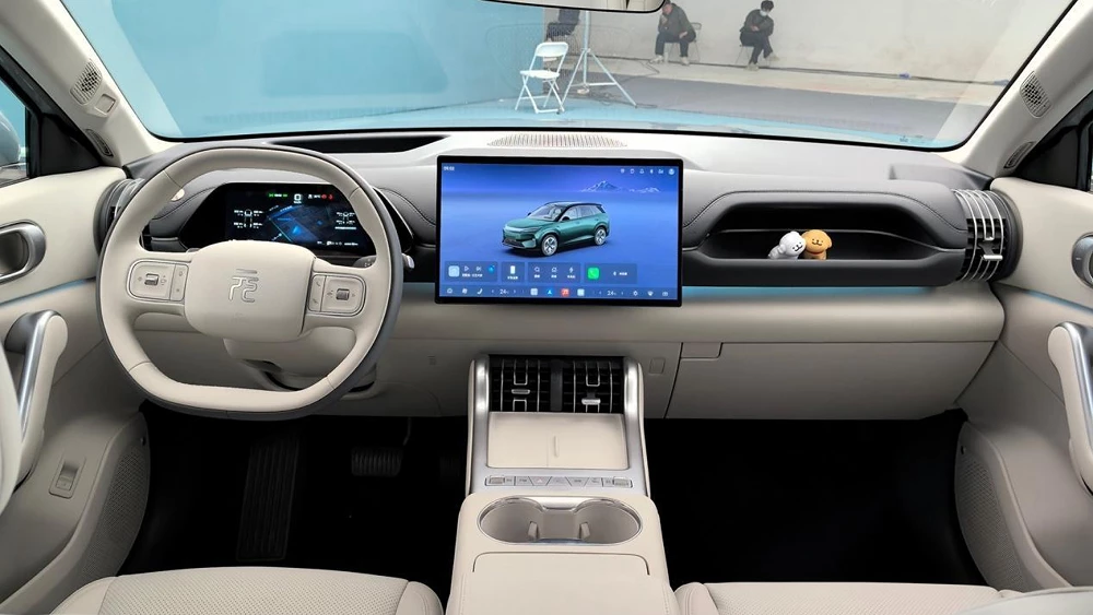 пекинский автосалон в пекине 2026 byd yuan plus салон кроссовер электрический голубой
