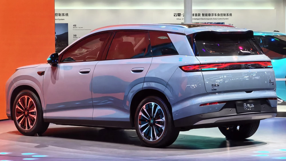 пекинский автосалон в пекине 2026 byd yuan plus сбоку сзади кроссовер электрический голубой
