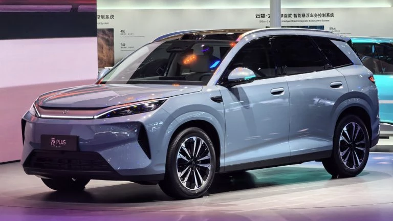 пекинский автосалон в пекине 2026 byd yuan plus сбоку спереди кроссовер электрический голубой