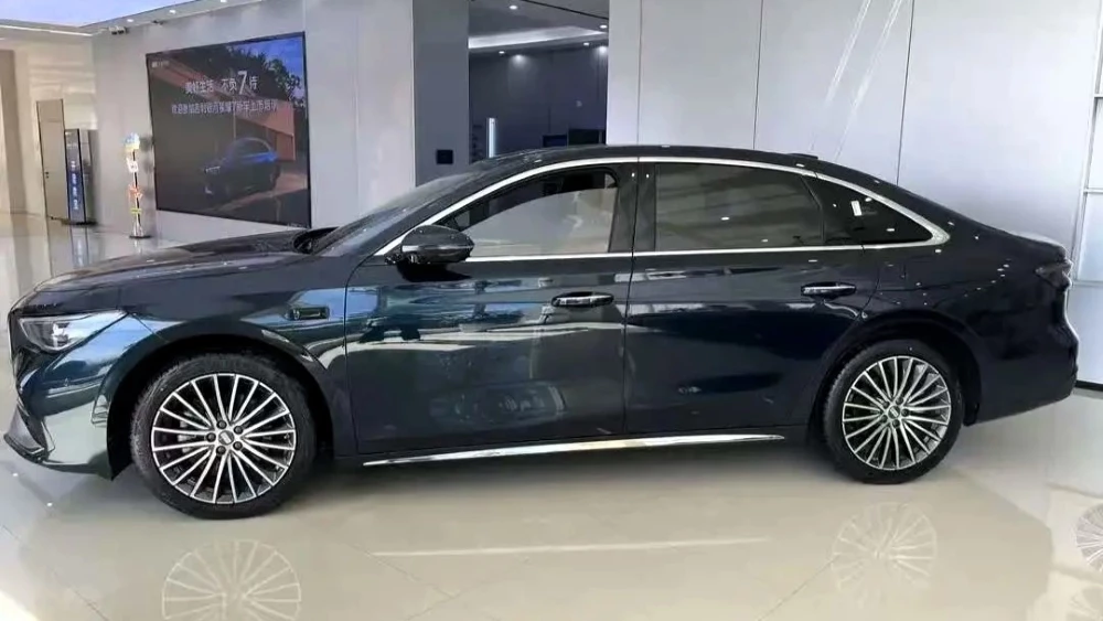 седан geely galaxy starshine 7 в Китае сбоку