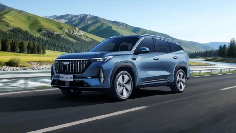 цена geely atlas с автопилотом g-pilot h3 известна в китае кроссовер сбоку спереди голубой