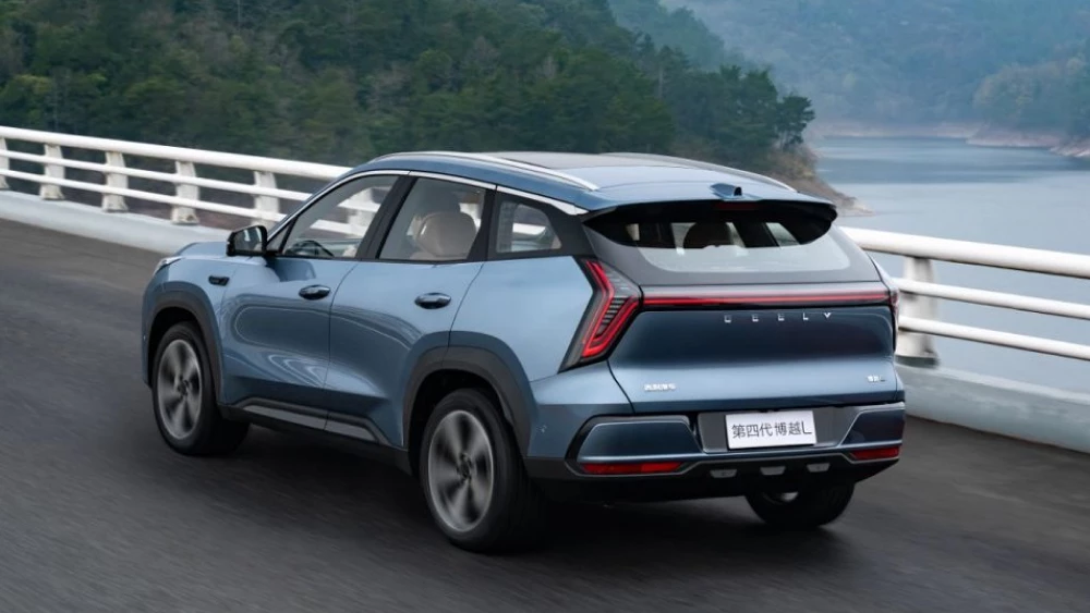 цена geely atlas с автопилотом g-pilot h3 известна в китае кроссовер сбоку сзади голубой