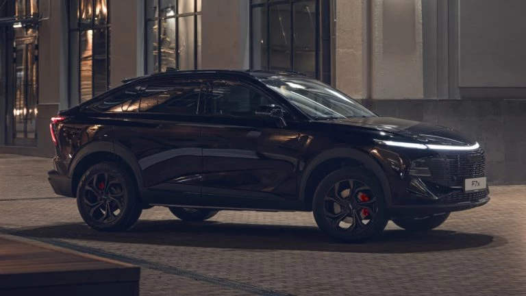 Цены обновленного Haval F7x назвали в России купе кроссовер сбоку спереди черный