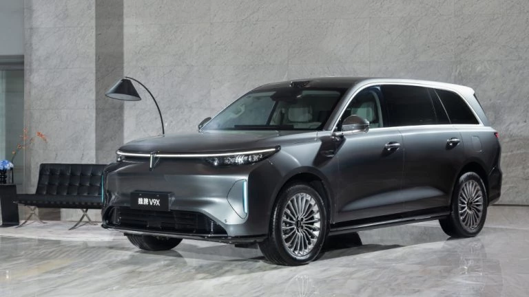 Цены на гибридный кроссовер Wey V9X от GWM назвали в Китае сбоку спереди серый