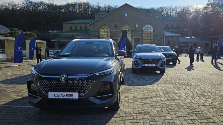 Кроссоверы Changan CS75 Pro на презентации в Абрау-Дюрсо спереди