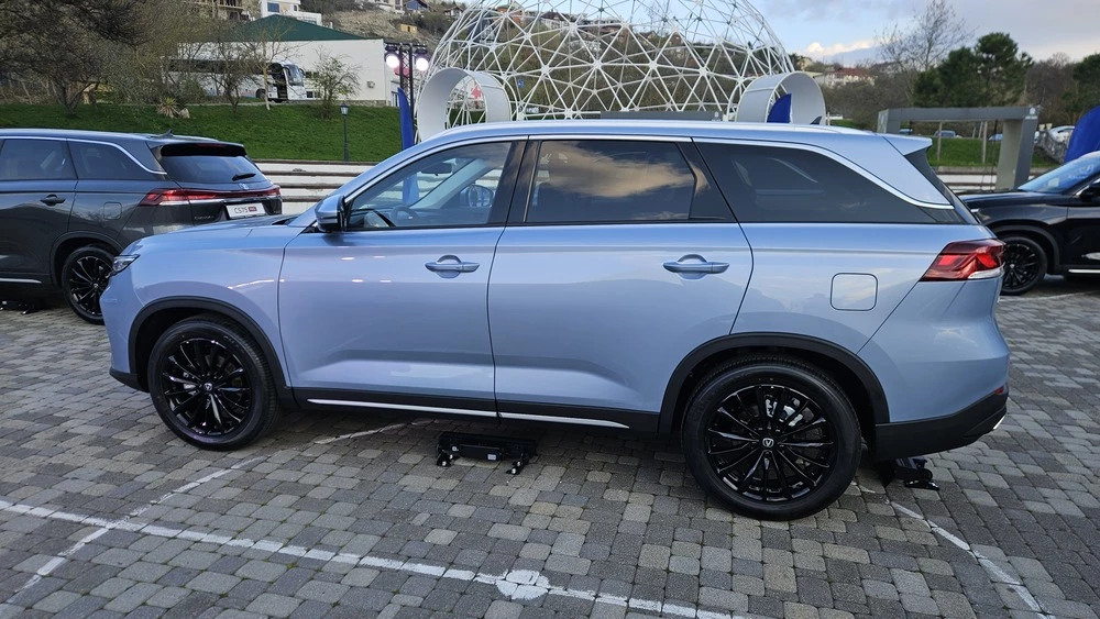 Кроссоверы Changan CS75 Pro на презентации в Абрау-Дюрсо сбоку