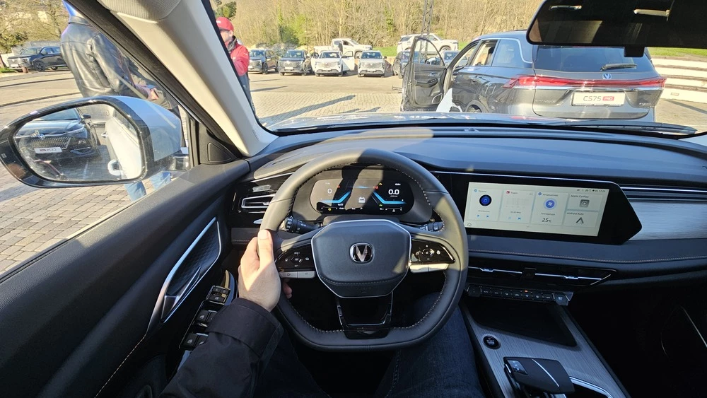 Кроссоверы Changan CS75 Pro на презентации в Абрау-Дюрсо салон интерьер водитель за рулем