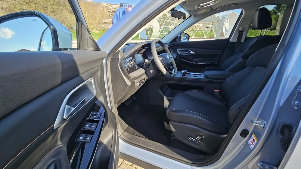 Кроссоверы Changan CS75 Pro салон интерьер первый ряд сиденья