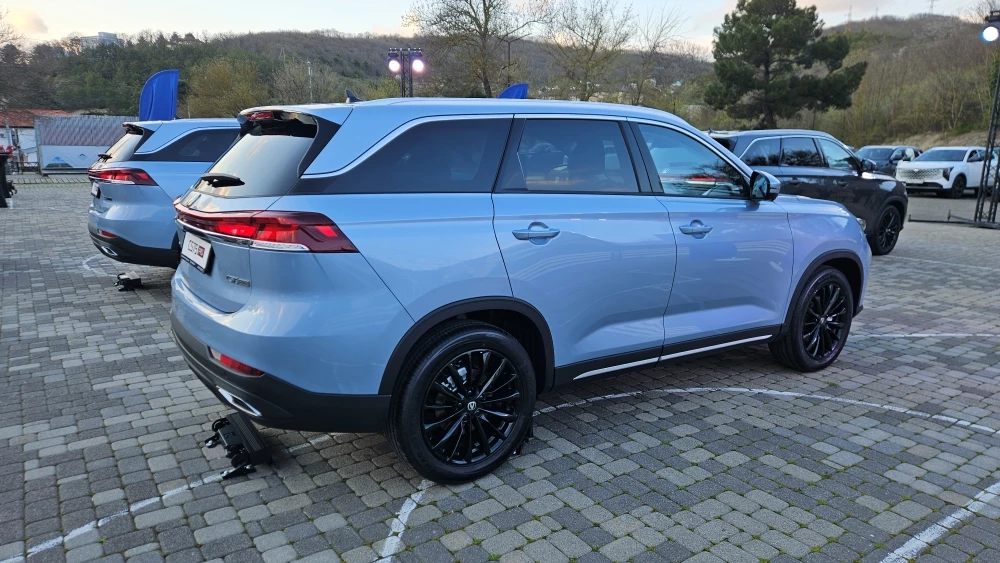 Кроссоверы Changan CS75 Pro на презентации в Абрау-Дюрсо сбоку сзади