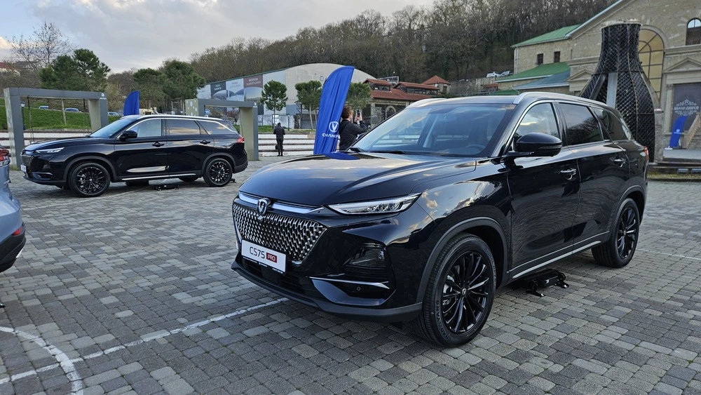 Кроссоверы Changan CS75 Pro на презентации в Абрау-Дюрсо сбоку спереди