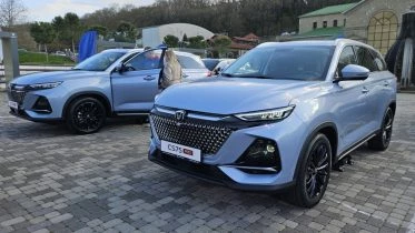 Кроссоверы Changan CS75 Pro на презентации в Абрау-Дюрсо сбоку спереди