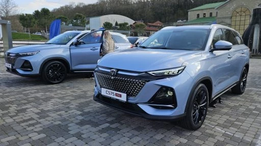 Кроссоверы Changan CS75 Pro на презентации в Абрау-Дюрсо сбоку спереди