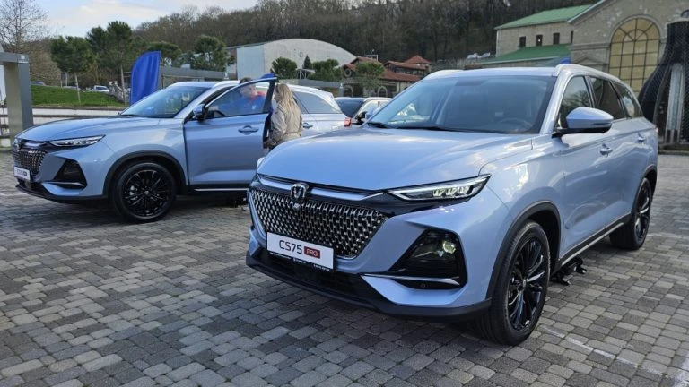 Кроссоверы Changan CS75 Pro на презентации в Абрау-Дюрсо сбоку спереди