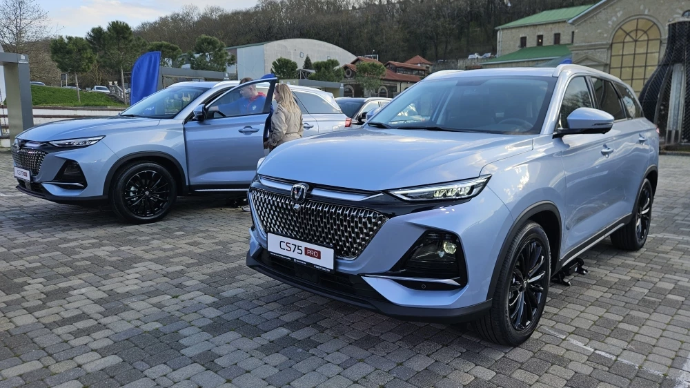 Кроссоверы Changan CS75 Pro на презентации в Абрау-Дюрсо сбоку спереди