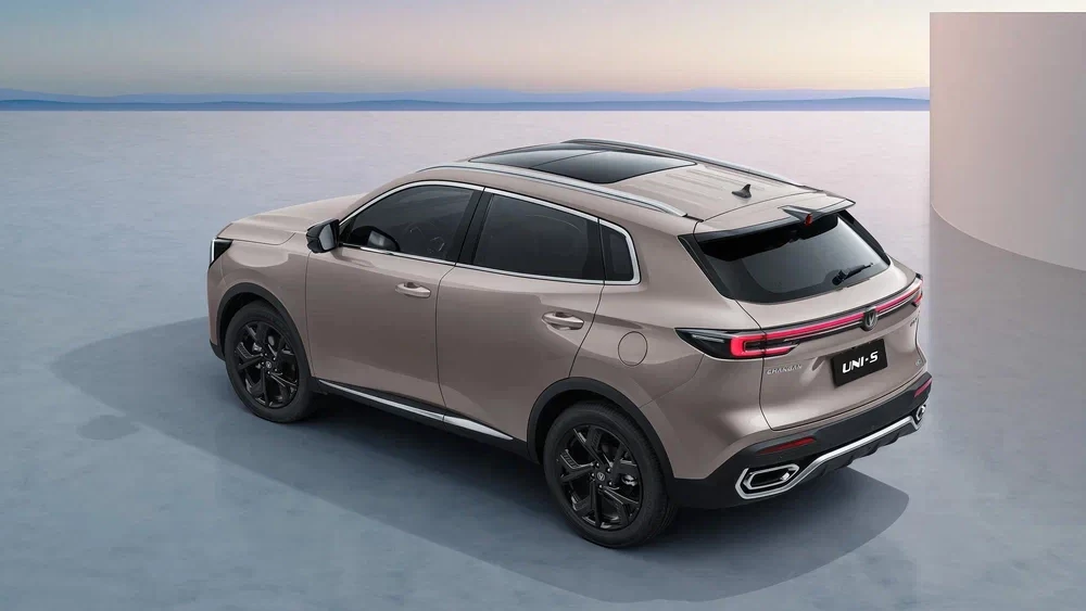 Дизайнер нового Changan Uni-S рассказал о его адаптации для России кроссовер сбоку сзади