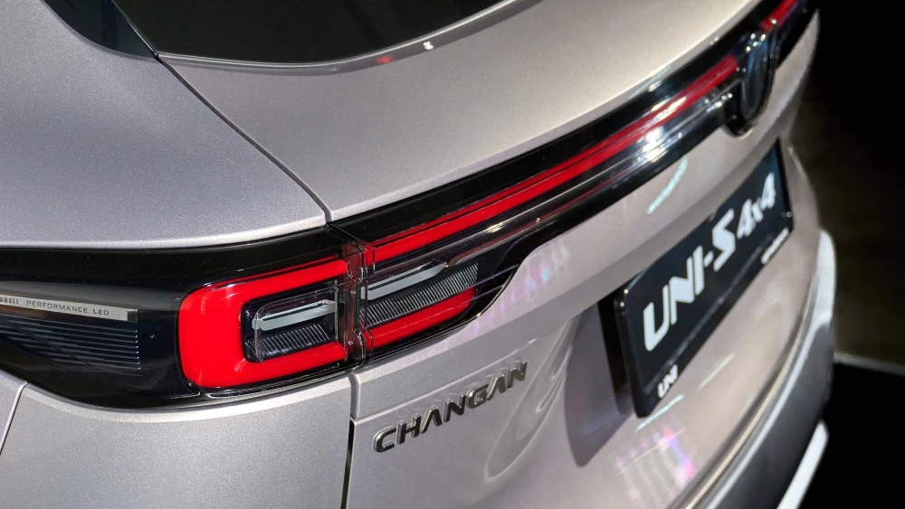 новый Changan Uni-S презентация в России сзади фонарь