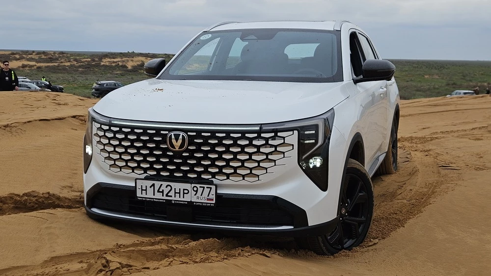 Changan Uni-S AWD полноприводный тест сбоку спереди в песках на бездорожье