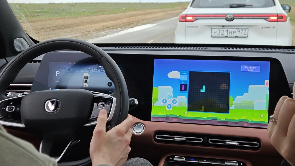Changan Uni-S AWD полноприводный тест салон интерьер медиасистема мультимедиа игра в тетрис