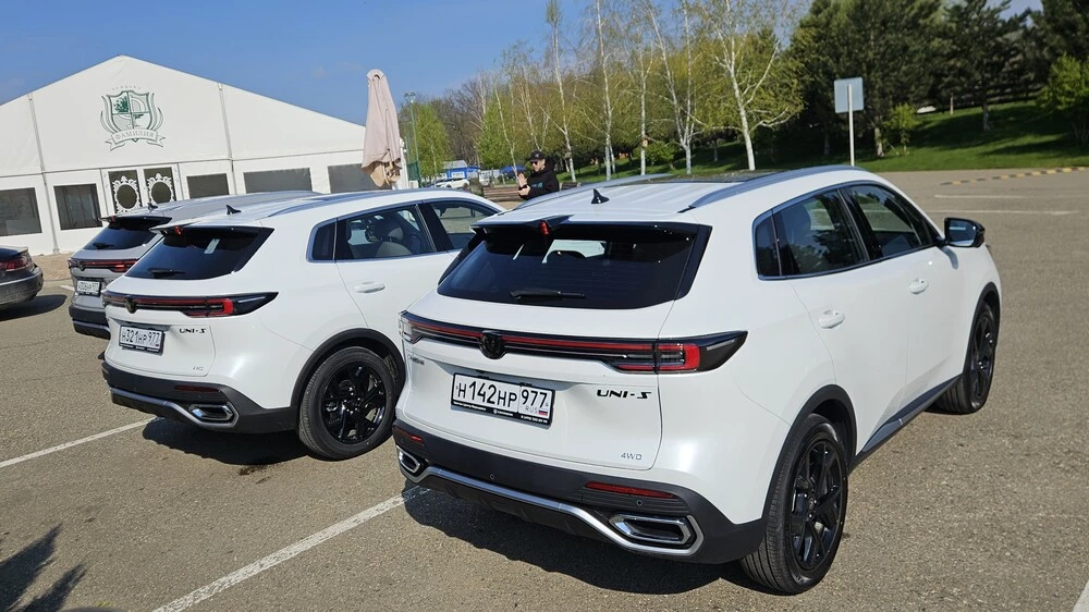 Changan Uni-S AWD полноприводный тест сбоку сзади