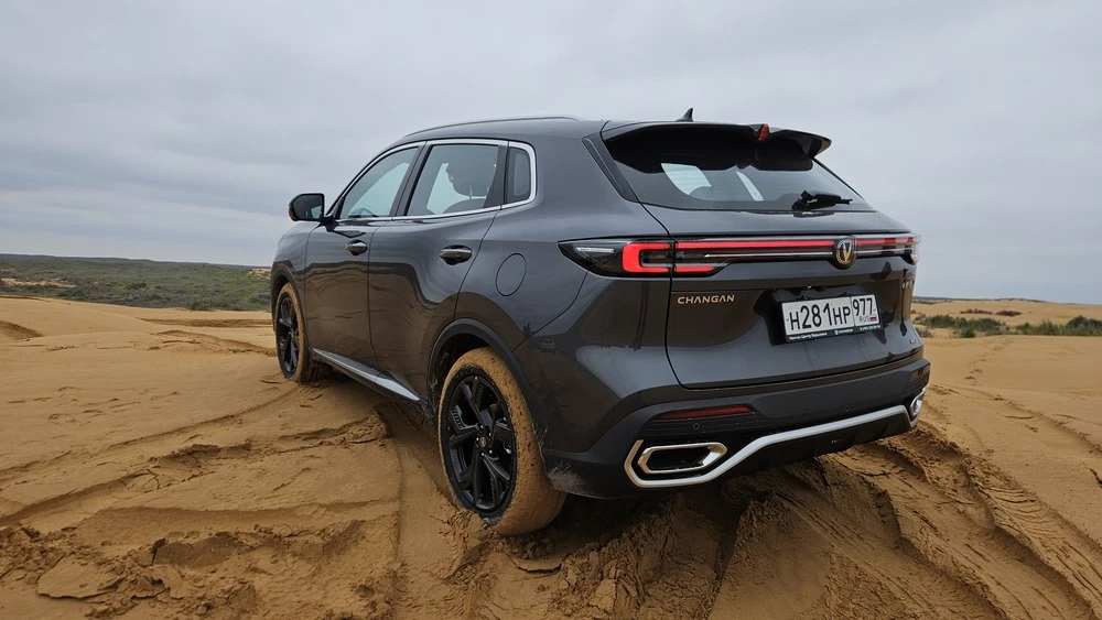 Changan Uni-S AWD полноприводный тест сбоку сзади в песках бездорожье