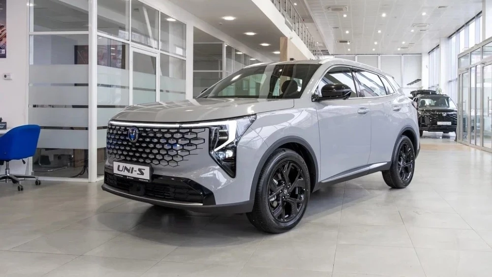 Новый Changan Uni-S в России у дилера в автосалоне новый купить киров сбоку спереди