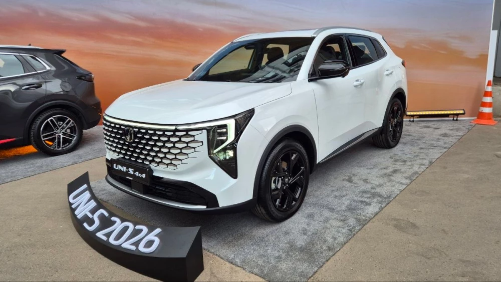 новый Changan Uni-S презентация в России сбоку спереди
