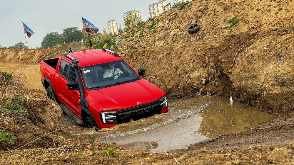 Пикап Chery Rely R08 Pro в динамике сбоку спереди бездорожье канава