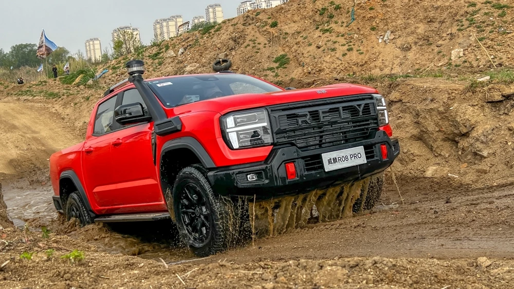 Пикап Chery Rely R08 Pro в динамике сбоку спереди бездорожье канава