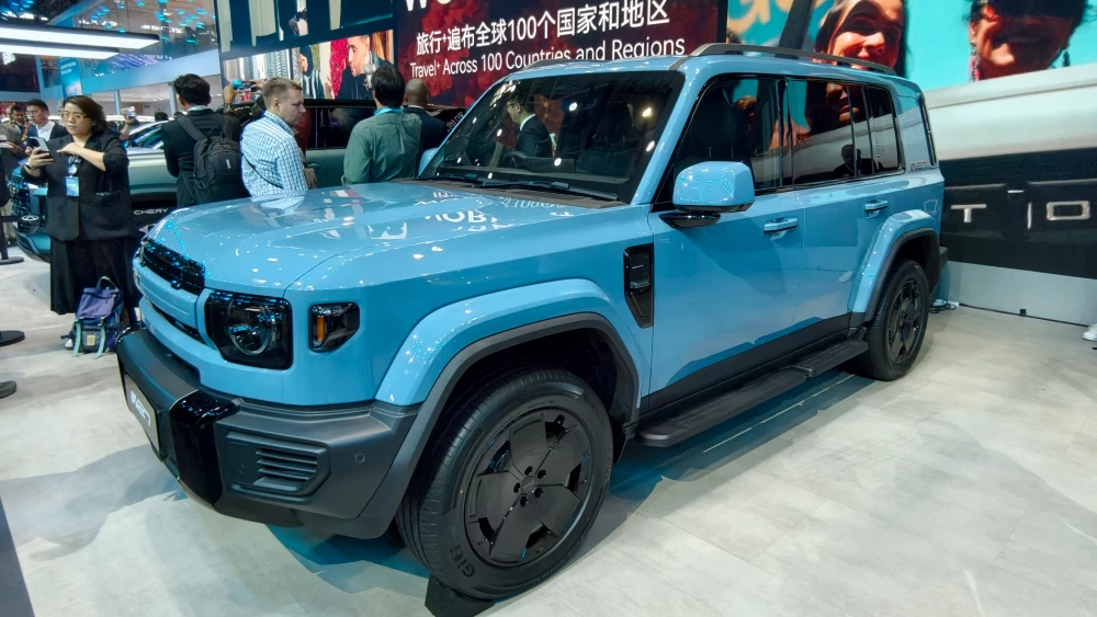 пекинский автосалон в пекине 2026 chery icaur icar v27 внедорожник голубой сбоку спереди