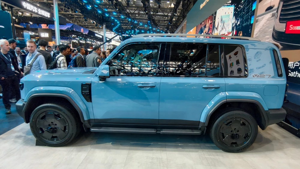 пекинский автосалон в пекине 2026 chery icaur icar v27 внедорожник голубой сбоку