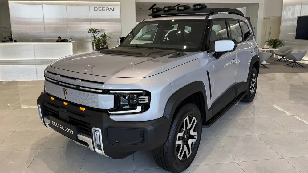 deepal G318 в оаэ у дилера сбоку спереди