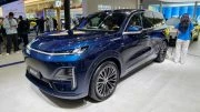 пекинский автосалон в пекине 2026 deepal s09 changan сбоку спереди кроссовер синий