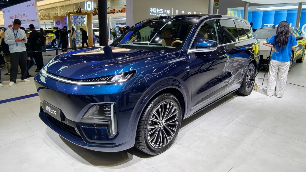 пекинский автосалон в пекине 2026 deepal s09 changan сбоку спереди кроссовер синий