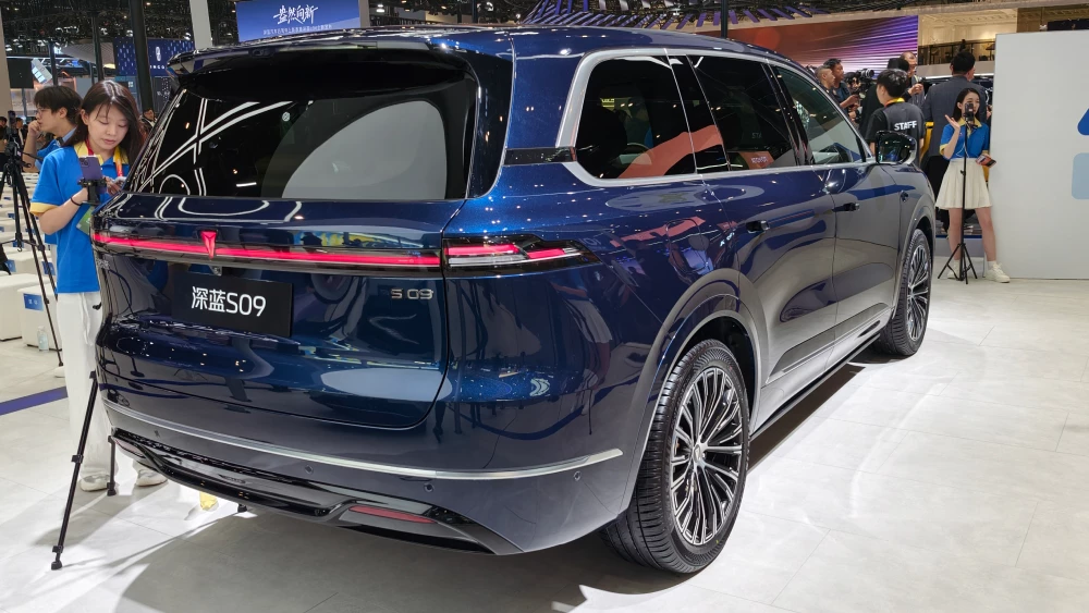 пекинский автосалон в пекине 2026 deepal s09 changan сбоку сзади кроссовер синий