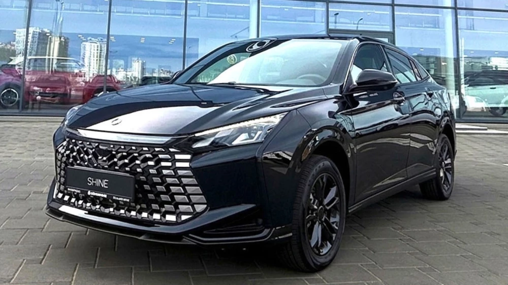 Начались продажи Dongfeng Shine белорусской сборки. Как седан изменился и сколько стоит Dongfeng Shine в Беларуси обновленный 2026 года сбоку спереди
